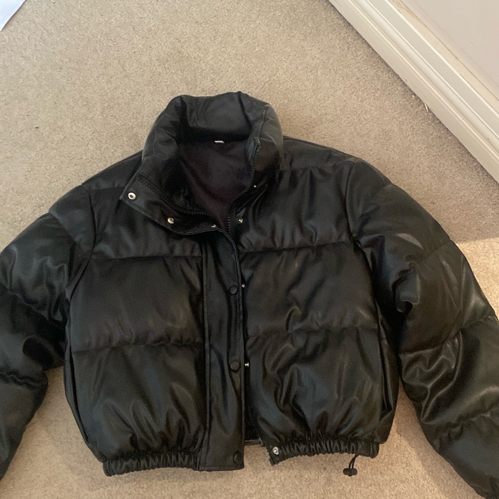 Cropped PU faux leather puffer jacket.